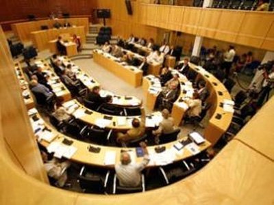 Η Ολομέλεια ψήφισε την πρόταση του ΔΗΣΥ και παγοποίησε τις προαγωγές στο δημόσιο