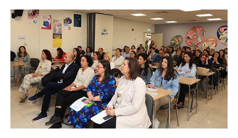 «Εκπαίδευση για την Ψηφιακή Πολιτότητα σ’ έναν Κόσμο Τεχνητής Νοημοσύνης» «Εκπαίδευση για την Ψηφιακή Πολιτότητα σ’ έναν Κόσμο Τεχνητής Νοημοσύνης»