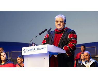 Το «βιογραφικό αποτυχιών» και το «κενό των λέξεων»: Ομιλίες που ξεχώρισαν στις αποφοιτήσεις του Παν. Frederick