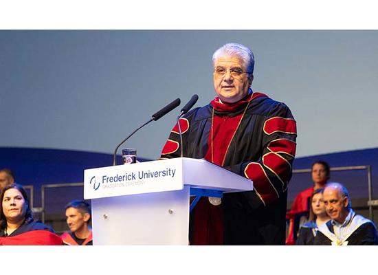 Το «βιογραφικό αποτυχιών» και το «κενό των λέξεων»: Ομιλίες που ξεχώρισαν στις αποφοιτήσεις του Παν. Frederick