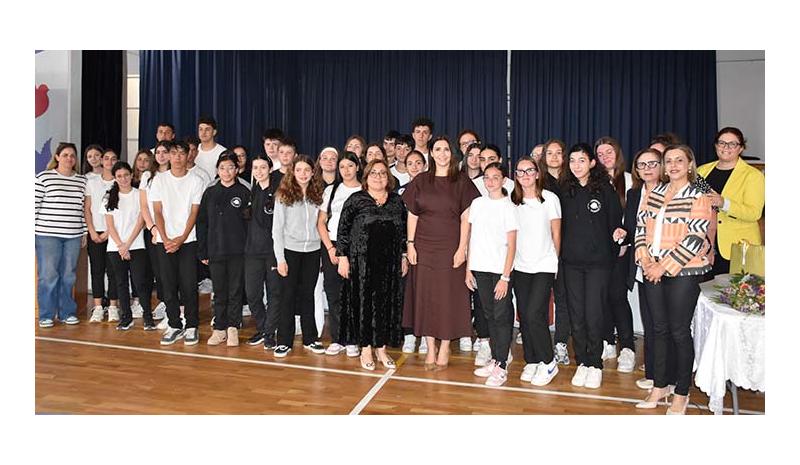 Επίσκεψη της ΥφΕΘ Μαριλένας Ραουνά στο Γυμνάσιο Παραλιμνίου Επίσκεψη της ΥφΕΘ Μαριλένας Ραουνά στο Γυμνάσιο Παραλιμνίου