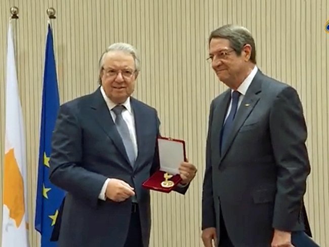 O Πρόεδρος Αναστασιάδης απένειμε το Μετάλλιο Εξαίρετης Προσφοράς στο Γ. Μπαμπινιώτη (ΒΙΝΤΕΟ)