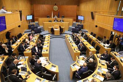 Εν μέσω εντάσεων και αντιπαραθέσεων ψηφίστηκε το ν/σ για τα ξενόγλωσσα προγράμματα