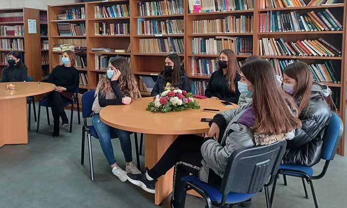 «Ξέρω έναν ποιητή»: Οι μαθητές παρουσιάζουν τους ποιητές. Δράση Λυκείου Αγίου Νεοφύτου Πάφου