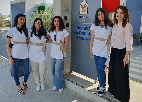 Φοιτήτριες Αισθητικής του KES College πρόσφεραν φροντίδα στο Ronald Mc Donald House