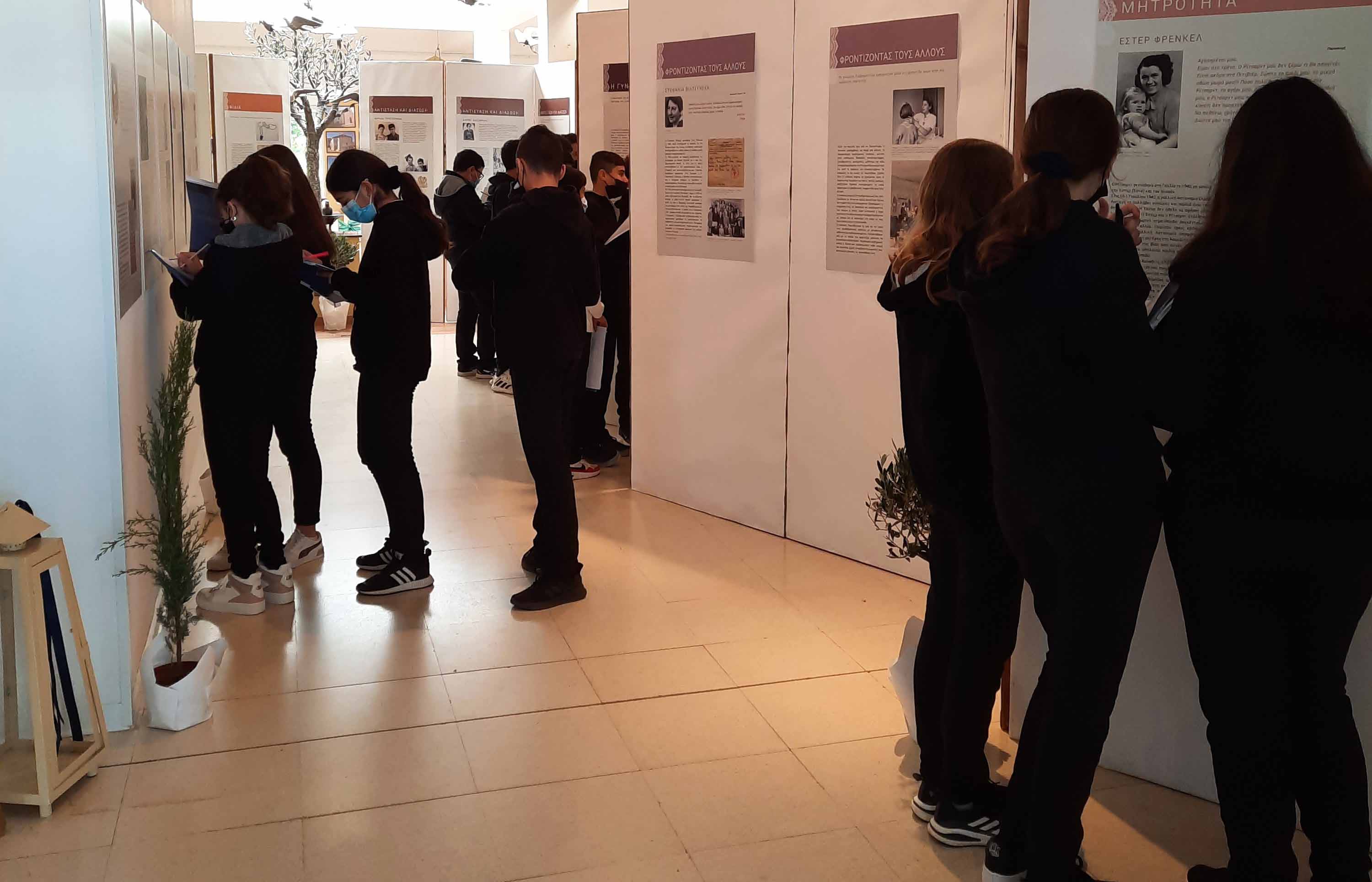 Το Γυμνάσιο-Λύκειο Δερύνειας-Σωτήρας φιλοξένησε έκθεση «Ακτίδες Φωτός: Η Γυναίκα στο Ολοκαύτωμα»