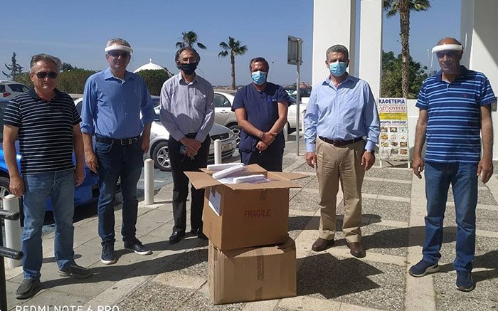 ΟΕΛΜEΚ: Παράδοση 400 ασπίδων προστασίας προσώπου στην ΠΑΣΥΝΟ - Νοσοκομείο Λεμεσού