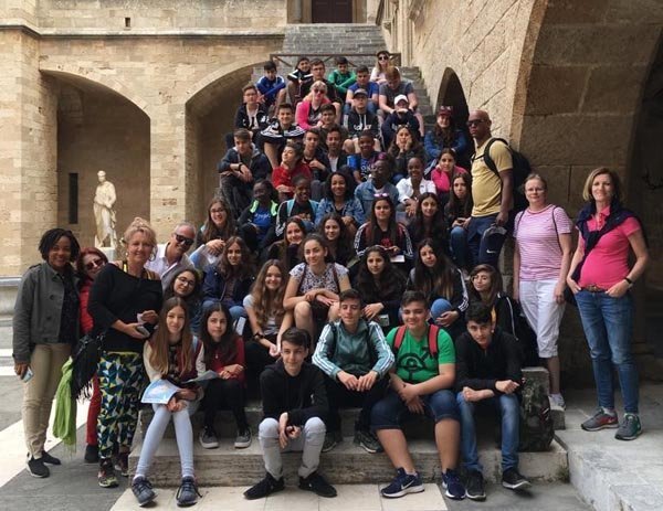 Kαθηγητές και μαθητές του Γυμνασίου Παλουριώτισσας στη Ρόδο με το Εrasmus+