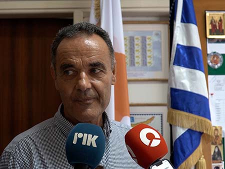 Ικανοποίηση του Διευθυντή Λυκείου Κύκκου Πάφου Ανδρέα Χριστοδουλίδη για τις 3 πρωτιές Ικανοποίηση του Διευθυντή Λυκείου Κύκκου Πάφου Ανδρέα Χριστοδουλίδη για τις 3 πρωτιές