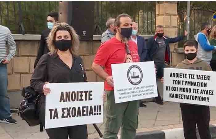 Την επαναλειτουργία των γυμνασίων ζήτησαν οι γονείς Μέσης έξω από το Προεδρικό