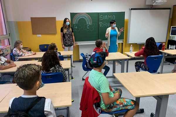 Ιταλία: Όσοι διοικητικοί, καθηγητές και δάσκαλοι δεν έχουν πράσινο πάσο, θα παύονται, προσωρινά
