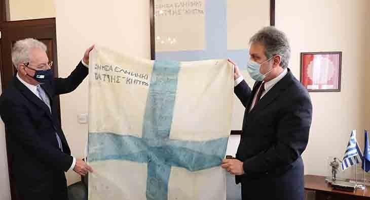 Ο Θ. Λαλάκος παρέδωσε στον Προδρόμου αντίγραφο της σημαίας των Κυπρίων αγωνιστών του 1821