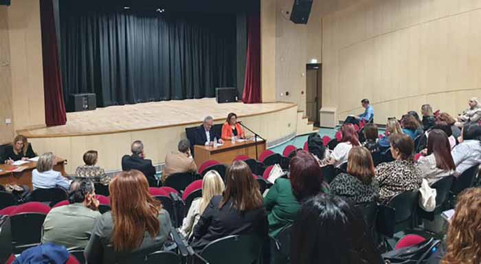 Η Μιχαηλίδου με τους Διευθυντές/ύντριες των σχολείων Δημοτικής Εκπαίδευσης της επαρχίας Πάφου