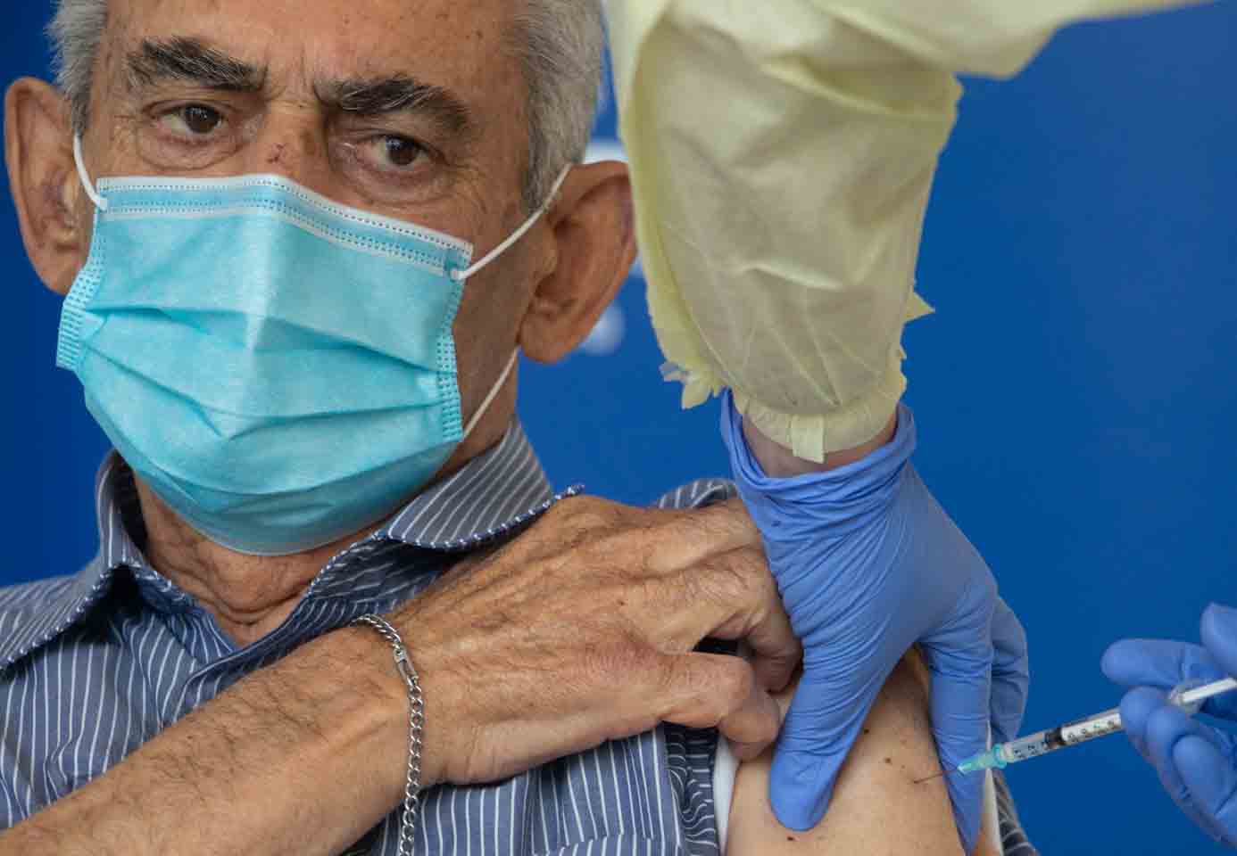 Με αισοδοξία για αντιμετώπιση της πανδημίας άρχισαν οι εμβολιασμοί στην Κύπρο