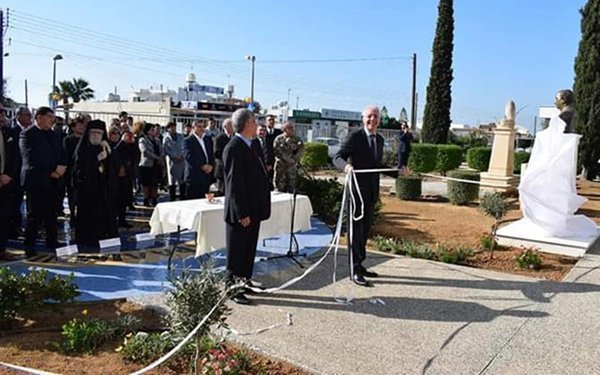 Ο Προδρόμου τέλεσε τα αποκαλυπτήρια προτομών στο Λύκειο Παραλιμνίου