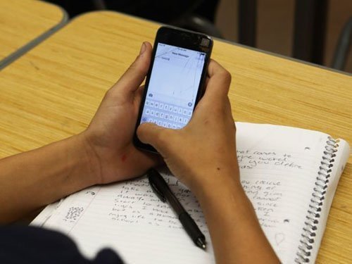 Διιστάμενες οι απόψεις στη Βουλή για τη χρήση κινητού από μαθητές στη Μέση Εκπαίδευση