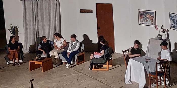 Θεατρική παράσταση Γυμνασίου Επισκοπής Άγιος Ερμογένης: «Μόνο μια αγκαλιά» με θέμα το σχολικό εκφοβισμό