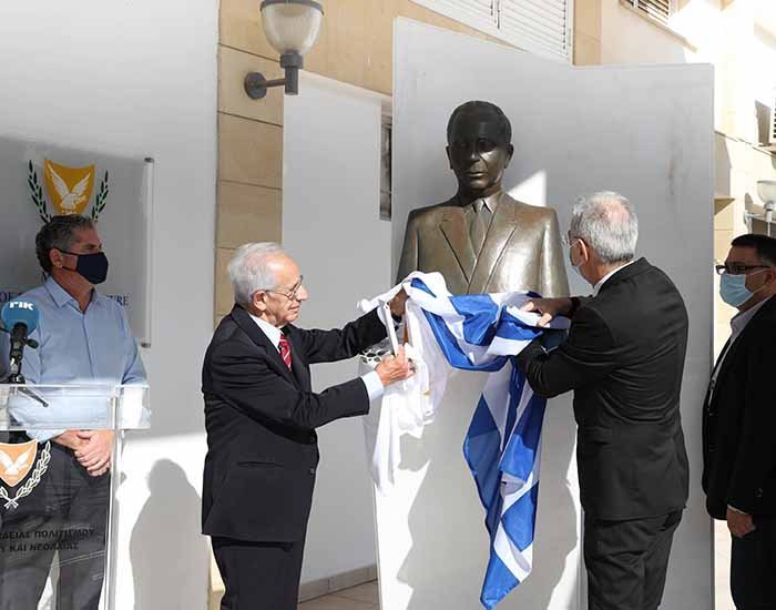 Ο Προδρόμου τέλεσε τα αποκαλυπτήρια της προτομής του Κωνστ. Σπυριδάκι στο προαύλιο του ΥΠΠΑΝ