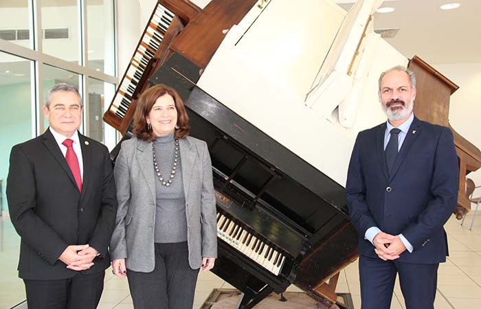 Δύο εμβληματικά γλυπτά οκτώ πιάνων δώρισαν στο Πανεπιστήμιο Κύπρου Kyriakides και Avantgarde