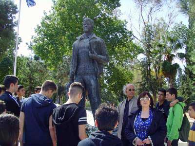 Λουλούδια στον ανδριάντα του Παλληκαρίδη από μαθητές των Γυμνασίων Αργυρούπολης και Γεροσκήπου