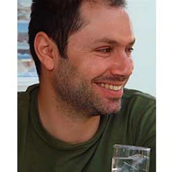 «Απόν απέξω του χορού πολλά τραούθκια ξέρει!»