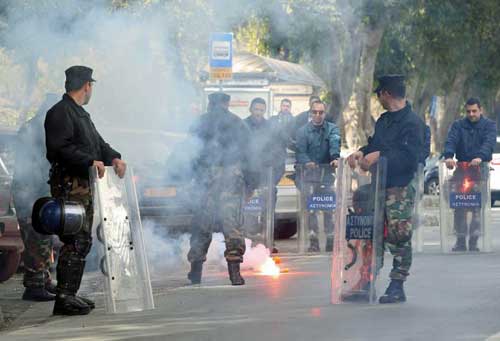 Επεισόδια στη διαδήλωση των μαθητών έξω από τη Βουλή