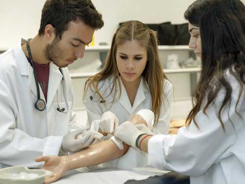 Η Ιατρική Σχολή Πανεπ. Κύπρου εντάσσει στο δυναμικό της, τέσσερις διεθνούς κύρους συνεργάτες
