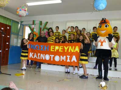 Η Σοφία η μέλισσα ταξίδεψε και έπαιξε με παιδιά έξι Δημοτικών σχολείων στις επαρχίες της Κύπρου
