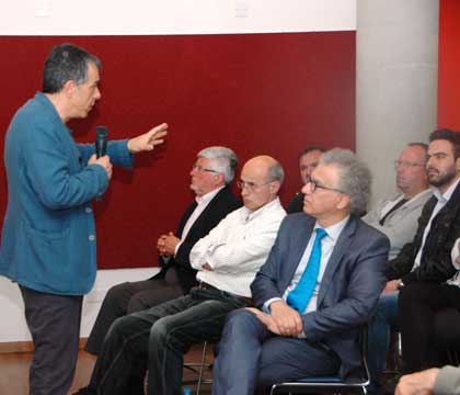 Κατάμεστη η αίθουσα στην ανοικτή συζήτηση στο Παν. Κύπρου με τον Σταύρο Θεοδωράκη