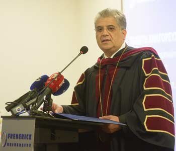 Ο Πρύτανης του Πανεπιστημίου Frederick στο 3ο ετήσιο μνημόσυνο ηρώων του 1974 στο Δήμο Γερίου