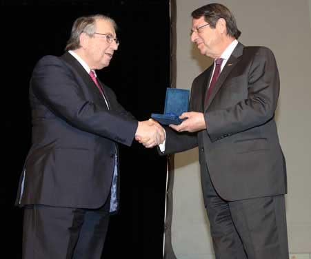 Πανεπιστ. Frederick-Ίδρ. Φώτος Φωτιάδης: Μαζί, στη λαμπρή εκδήλωση προς τιμή του Γιώργου Μπαμπινιώτη