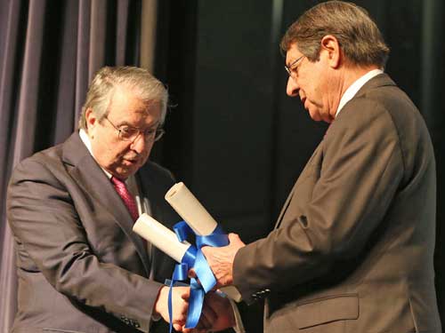 Ο ΠτΔ βράβευσε τον Καθ. Γ. Μπαμπινιώτη με το Βραβείο του Ιδρύματος «Φώτος Φωτιάδης