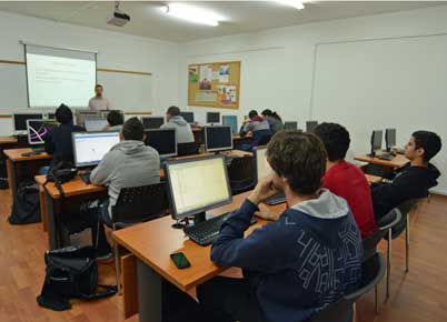 Οι μαθητές εκπαιδεύονται στην Πληροφορική στο Ευρωπαϊκό Πανεπιστήμιο Κύπρου