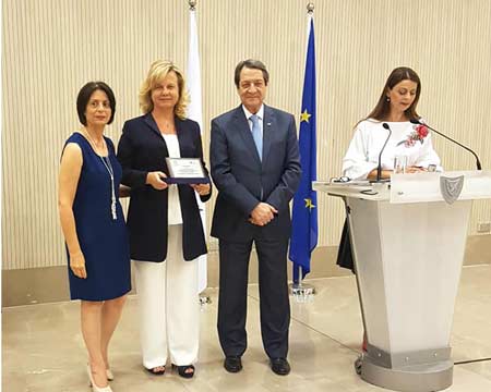 Tιμητική διάκριση από τον ΠτΔ της Αν. Καθηγήτριας του Πανεπιστημίου Νεάπολις Τζιούλιας Τζιώρτζη