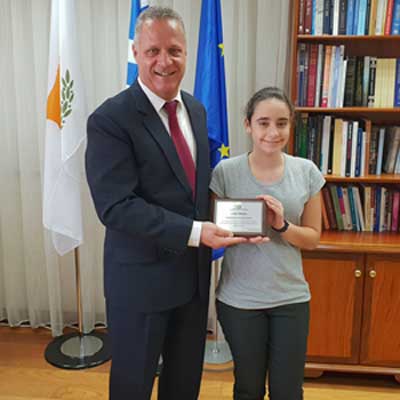 Ο Χαμπιαούρης δέχθηκε τη μαθήτρια του Γυμνασίου Δροσιάς Χαρά Φωκά και τη συνεχάρη Image