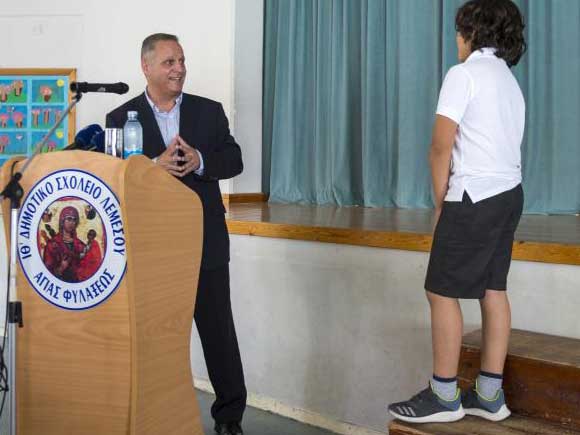 Δυστυχισμένοι λόγω φόρτου εργασίας, δήλωσαν μαθητές στον Υπουργό Παιδείας Image