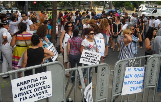 Έξω από τη Βουλή οι εκπαιδευτικοί του ΙΔΑΒΕΠ