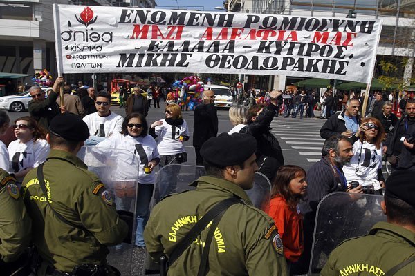 Μαθητές «Σπίθας»: Ενωμένη Ρωμιοσύνη. Μαζί αδέλφια μας. Ελλάδα-Κύπρος. Μίκης Θεοδωράκης