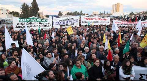 Όχι στα μνημόνια και τη λιτότητα διαδήλωσαν χιλιάδες άτομα στη συγκέντρωση έξω από το Συνεδριακό