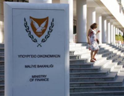 Στο στόχαστρο, χρόνος εργασίας, άδειες απουσίας και ασθενείας, αργίες και προαγωγές στο δημόσιο