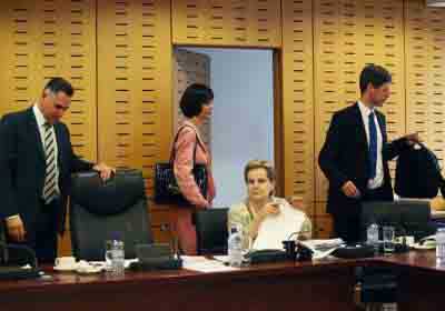 Κρίσιμη η εφαρμογή του μνημονίου για να επανέλθει η αξιοπιστία, τόνισε η Τρόικα στην Επ. Οικονομικών