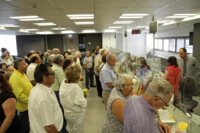 Με δυσκολία η εξυπηρέτηση στις τράπεζες χιλιάδων συνταξιούχων, που σχηματίζουν μεγάλες ουρές