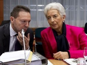 Σε διασφάλιση της βιωσιμότητας του ελληνικού χρέους προσδοκά η Κομισιόν αύριο από το Eurogroup