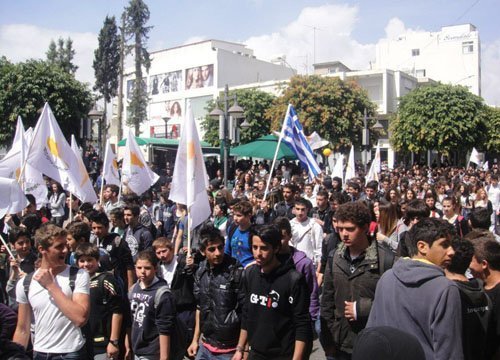 Μαθητές, φοιτητές της Λεμεσού πραγματοποίησαν διαμαρτυρία κατά της Τρόικας