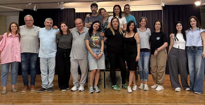 &Eta; &theta;&epsilon;&alpha;&tau;&rho;&iota;&kappa;ή &omicron;&mu;ά&delta;&alpha; &Omicron;&Epsilon;&Lambda;&Mu;&Epsilon;&Kappa; &Lambda;&epsilon;&mu;&epsilon;&sigma;&omicron;ύ &laquo;&Theta;ί&alpha;SOS&raquo; &pi;&alpha;&rho;&omicron;&upsilon;&sigma;&iota;ά&zeta;&epsilon;&iota; &tau;&eta; &laquo;&Lambda;&upsilon;&sigma;&iota;&sigma;&tau;&rho;ά&tau;&eta;&raquo; - paideia-news.com